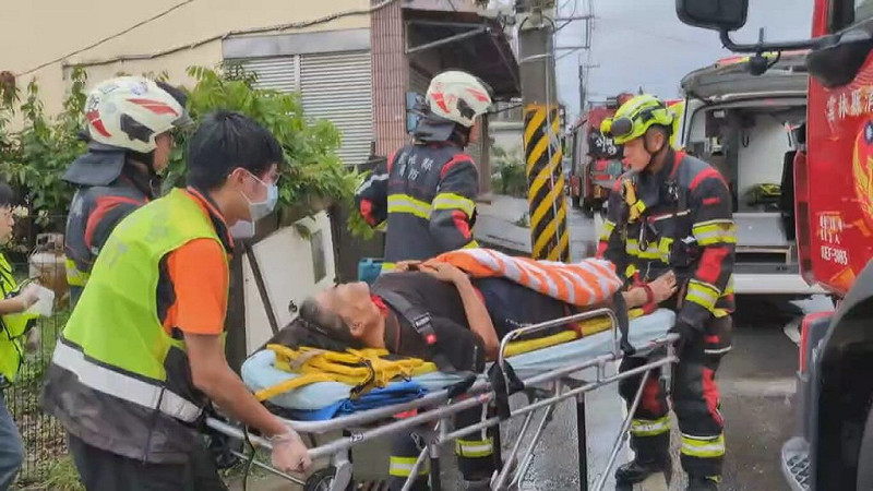 雲林縣消防局3日下午接獲民眾報案，指斗南鎮將軍里一處老屋突然坍塌，一名婦人受困壓在屋瓦下，警消到場將人救出送醫，目前傷勢穩定。（民眾提供）中央社記者蔡智明傳真　114年8月3日   