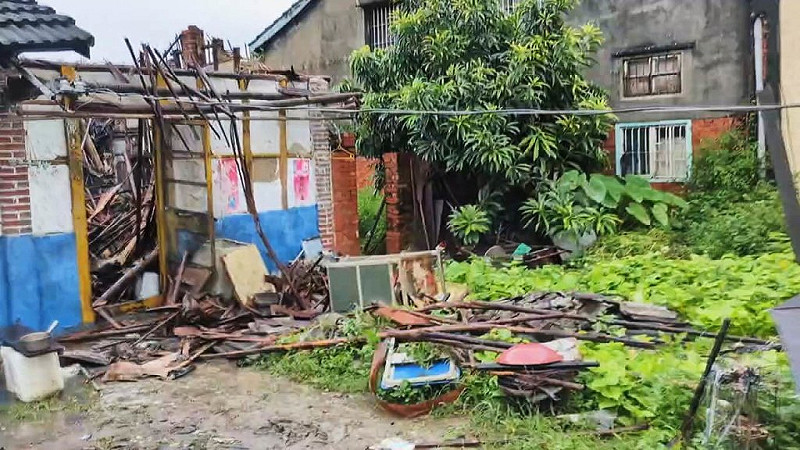 雲林縣斗南鎮將軍里一棟磚造竹筒屋3日下午坍塌,當地民眾表示,老厝經過7月初颱風已半倒,再經歷這兩日大雨後,屋頂就陷下去;確切原因尚待警消調查。(民眾提供)中央社記者蔡智明傳真 114年8月3日