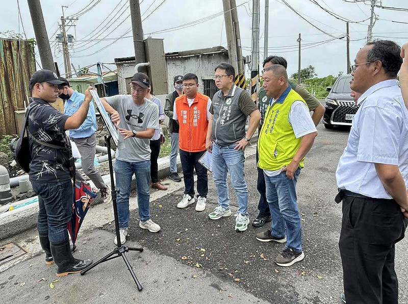立委邱志偉今日（ 3日）發文，文中為在颱風中受影響的民眾發聲，通訊設備的斷訊造成許多民眾的不便。   圖：翻攝自邱志偉臉書