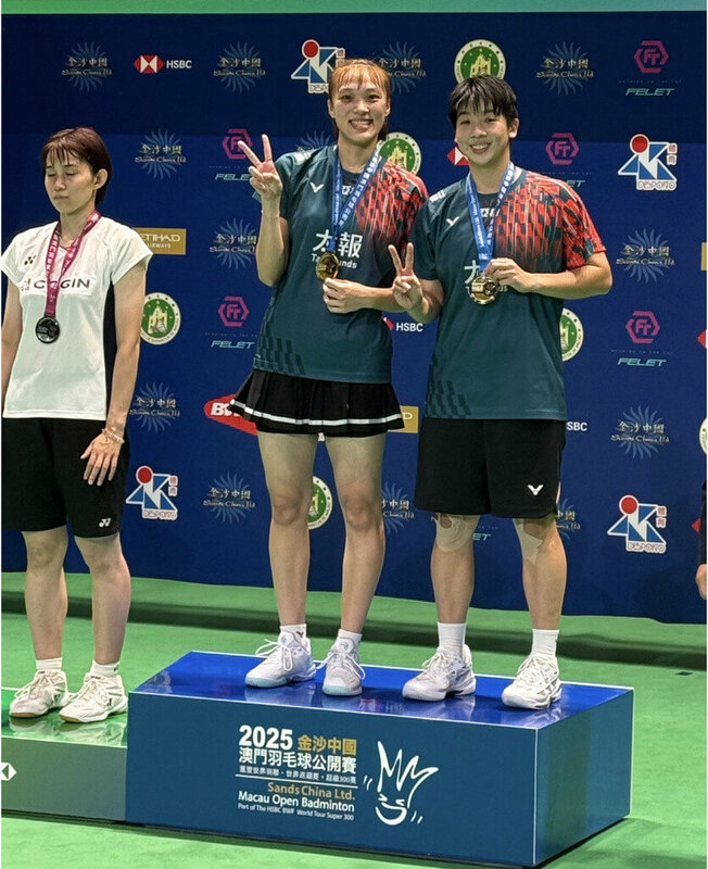 BWF超級300系列的澳門羽球公開賽，台灣女雙「謝洪配」洪恩慈（中）、謝沛珊（右）3日在決賽以21比18、21比12輕取日本組合，拿下今年第2冠。（教練林上凱提供）中央社記者黎建忠傳真　114年8月3日   