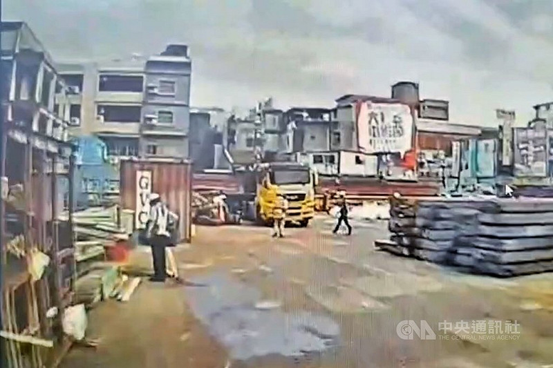 桃園市桃園區力行路一處捷運工地3日發生工安意外，郭姓男工人從約6公尺高處墜落，幸意識清楚無生命危險，消防人員以頸圈長背板固定等救護處置後，由桃園分隊救護車送醫治療。（翻攝照片）中央社記者吳睿騏桃園傳真　114年8月3日   