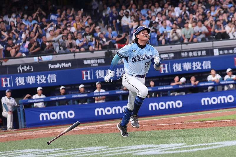 富邦悍將野手張育成（圖），3日靠著對方外野手出現要命失誤，奮力替球隊跑回致勝分。（中央社檔案照片）   