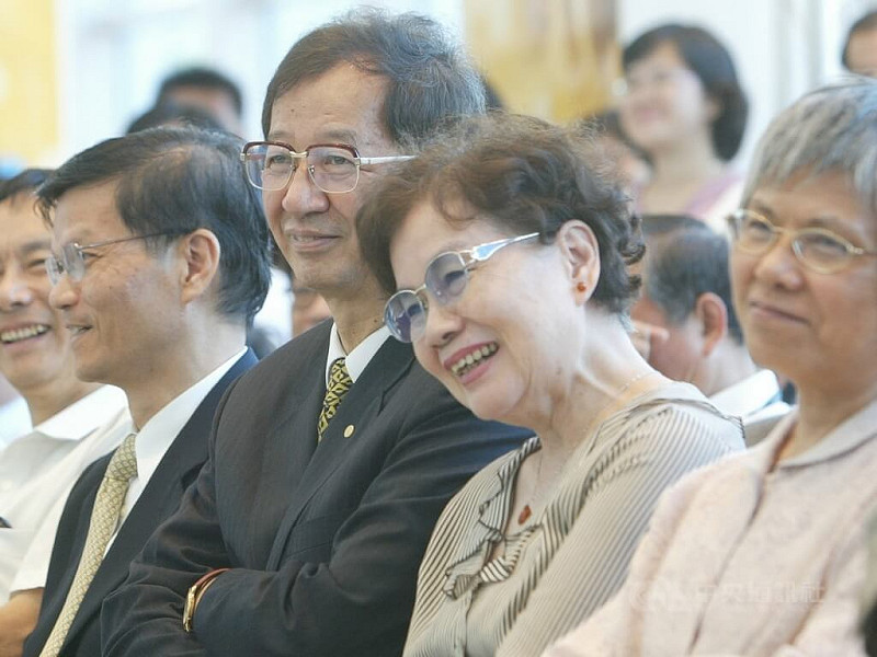 時任中研院院長李遠哲（右3）與夫人吳錦麗（右2）2006年出席惜別茶會。（中央社檔案照片）   圖：中央社提供