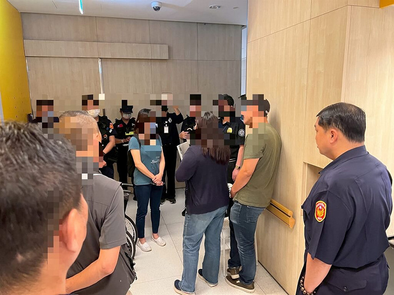 34歲阮姓男子主張持有博田國際醫院產權，3日凌晨帶約20名自聘保全人員到醫院，要接管醫院經營權與設備，並與院方聘任保全人員發生口角。高雄市政府衛生局表示，有關醫院人員及設備遭人損毀情形，行為人涉嫌違反醫療法第24條規定，將依同法第106條處新台幣3萬元以上、5萬元以下罰鍰。（高雄市政府警察局左營分局提供）中央社記者張已亷傳真  114年8月3日   