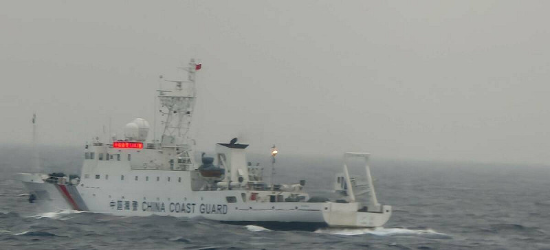 中國海警船「3102」本月2日侵擾我東沙群島海域,我海巡隨即派遣「巡護八號」進行監視驅離。 圖:海巡署提供