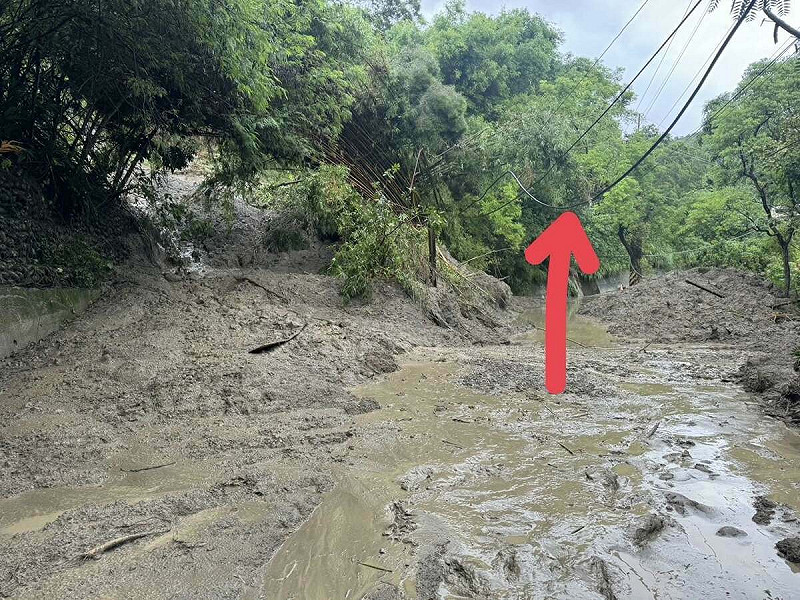 台中市霧峰區桐林山區，凌晨再度發生大規模土石滑落，甚至波及一旁電桿與通信線路，災情較前次更為嚴重，可能大幅提高搶修難度。   圖：霧峰桐林里長林國安提供