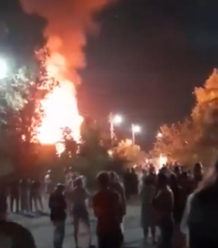 黑海沿岸觀光重鎮索契(Sochi)首當其衝,一處煉油廠遭無人機擊中起火。 圖:翻攝自 X 黑海沿岸觀光重鎮索契(Sochi)首當其衝,一處煉油廠遭無人機擊中起火。 圖:翻攝自 X