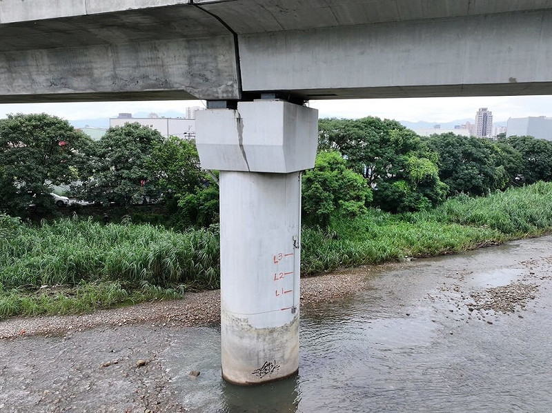 網傳台灣高鐵在台中的橋墩疑似出現裂縫，引發民眾討論。對此，台灣高鐵4日澄清是近日下雨產生的水痕，高鐵結構安全無虞，請民眾安心搭乘。   圖：台灣高鐵提供