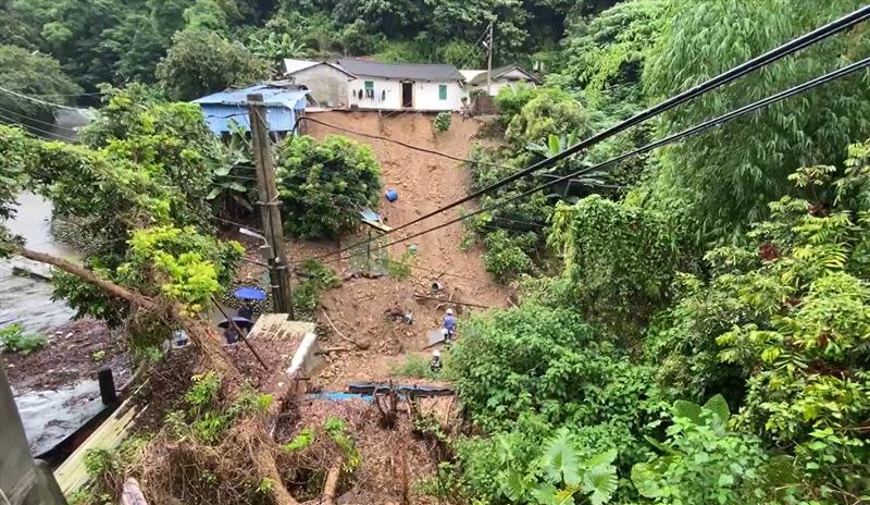彰化員林遭大雨轟炸，百年「土角厝」地基遭掏空。   圖：民眾提供