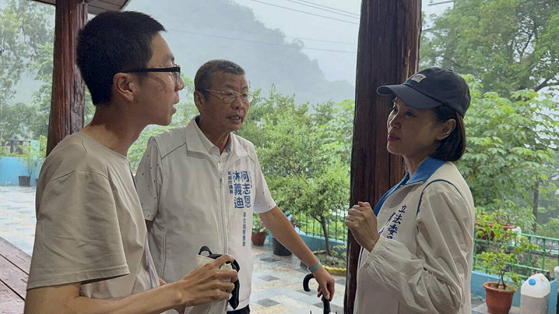 柯志恩(右)至寶來溫泉山莊關心被安置的市民狀況。   圖：柯志恩辦公室/提供