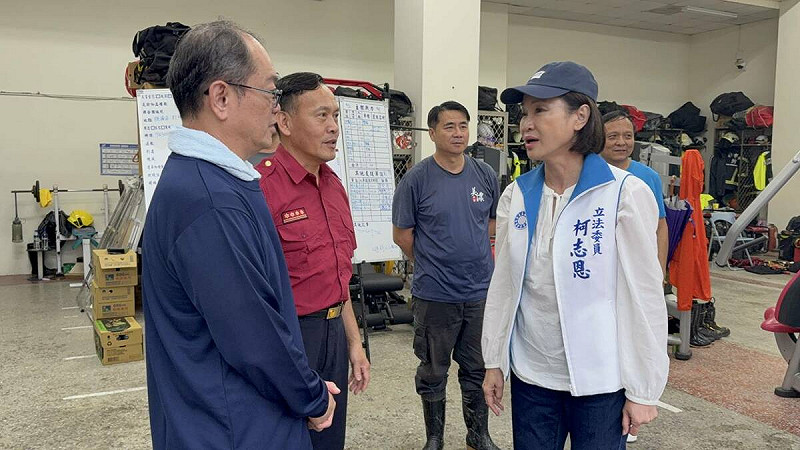 柯志恩(右一)至寶來消防分隊關心區公所與消防隊同仁。   圖：柯志恩辦公室/提供