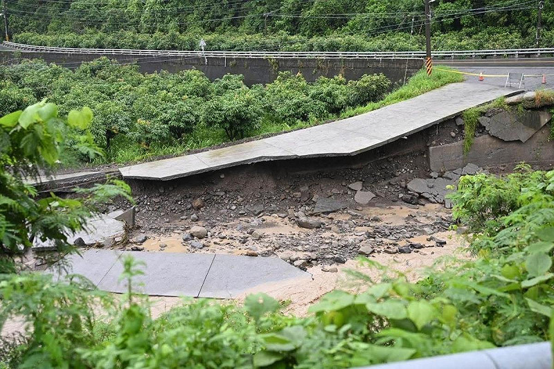 受西南氣流影響,高雄市六龜多處聯外道路地面坍塌、路基流失。 圖:翻攝自邱議瑩臉書 受西南氣流影響,高雄市六龜多處聯外道路地面坍塌、路基流失。 圖:翻攝自邱議瑩臉書
