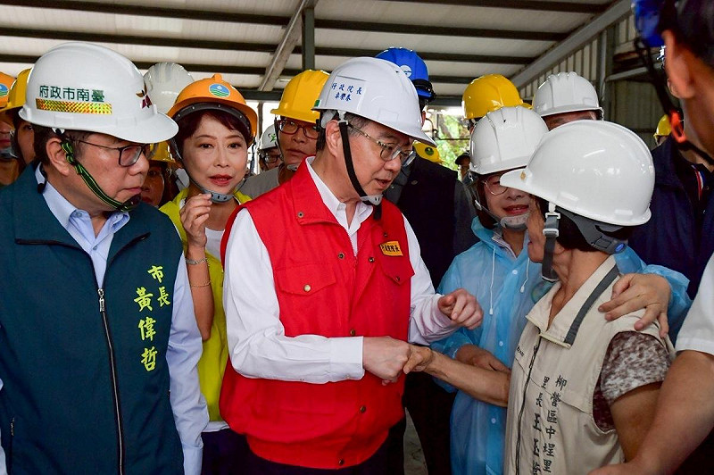 行政院長卓榮泰今(4)日前往台南柳營視察災區房屋修繕重建情形。 圖:行政院提供