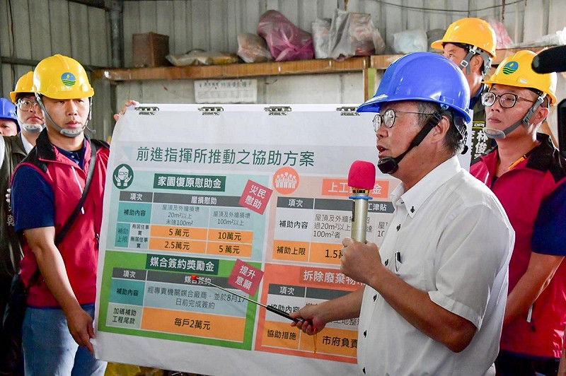 行政院躼 卓榮泰抵達台南柳營後,聽取「行政院雲嘉南災後復原前進指揮所」指揮官陳金德政委簡報說明其協助災後復建措施。 圖:行政院提供 行政院躼 卓榮泰抵達台南柳營後,聽取「行政院雲嘉南災後復原前進指揮所」指揮官陳金德政委簡報說明其協助災後復建措施。 圖:行政院提供