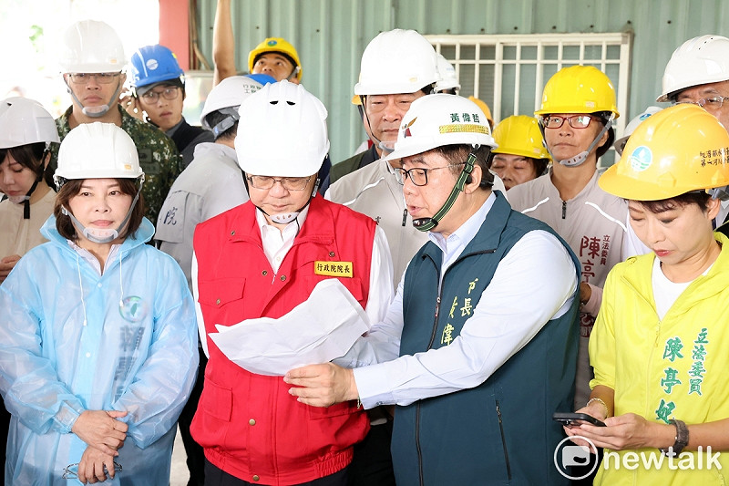 台南市長黃偉哲陪同行政院長卓榮泰赴柳營區視察由水利署第六河川分署協助的民宅修繕進度。   圖：台南市政府提供