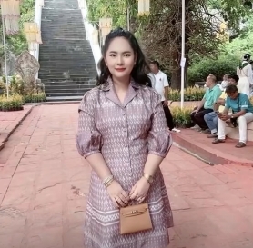 泰國女子維拉萬涉嫌在過去 3 年中與至少 13 名僧侶發生性關係，並向他們勒索了 3.85 億泰銖。   圖 : 翻攝自觀察者網