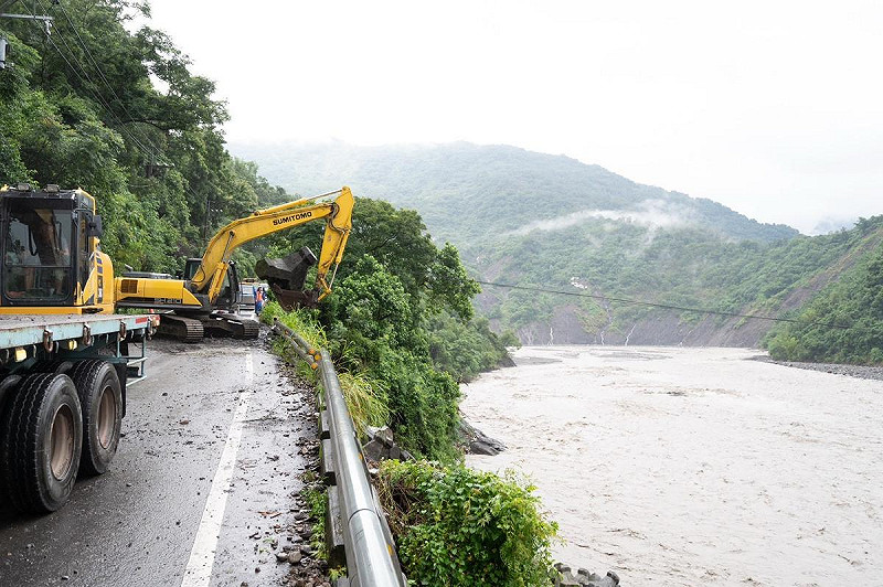 7月28日起中南部地區降下超大豪雨,重災區高屏山區累積雨量逼近3,000毫米,不僅雨量超過莫拉克颱風,甚至高雄山區仍有部分地區因道路阻斷成為孤島。 圖:交通部/提供