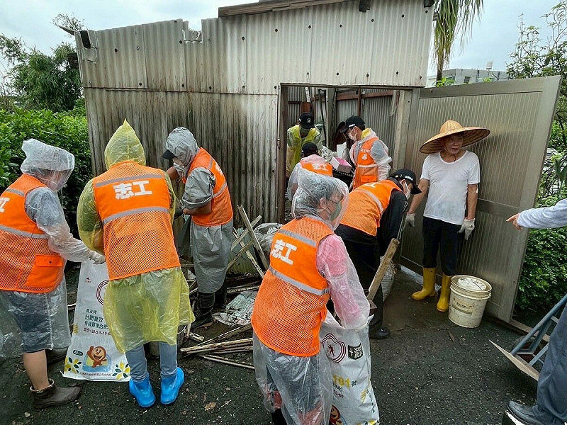 民進黨前往台南協助救災。 圖:翻攝自民進黨臉書 民進黨前往台南協助救災。 圖:翻攝自民進黨臉書
