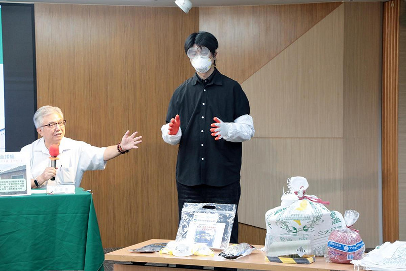 成功大學副校長李俊璋指出,一般鋪設於屋頂的石綿瓦與水泥結合緊密,正常狀況下纖維不易飄散。只要不自行拆除、不切割、不任意破壞,風險極低。石綿清運專案若依正規程序執行,對民眾與清理人員均屬安全無虞。 圖:台南市政府提供