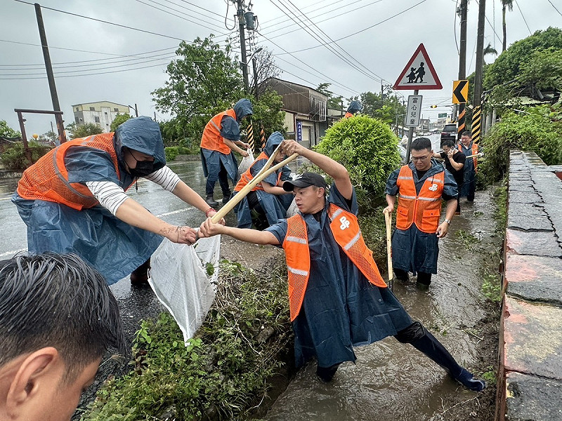 民進黨代理秘書長何博文2日帶領志工到台南清淤   圖：民進黨臉書