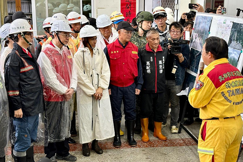 受西南氣流之影響，高雄山區連日降下超大豪雨，造成山區多處聯外道路地面坍塌、路基流失，高雄市長陳其邁4日上午陪同行政院長卓榮泰前往六龜山區視察。   圖：高雄市府提供