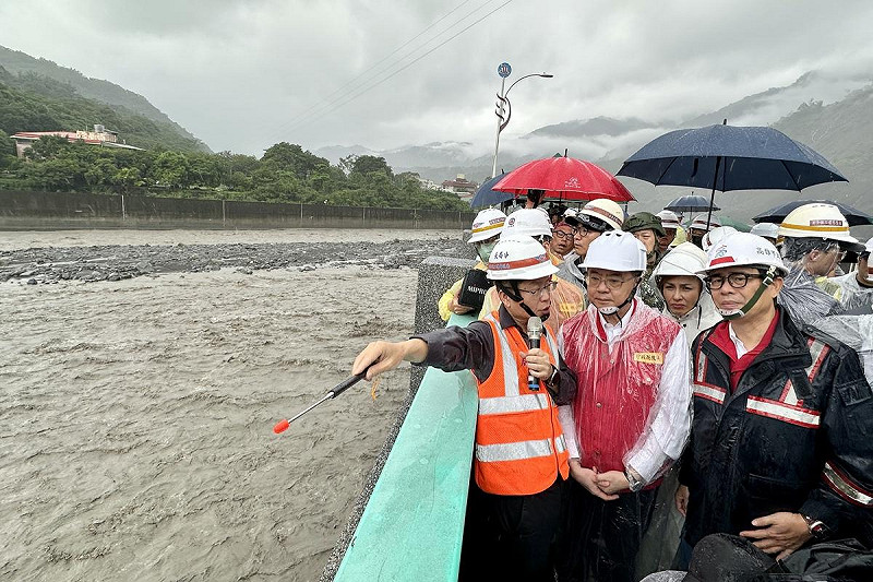 受西南氣流之影響,高雄山區連日降下超大豪雨,造成山區多處聯外道路地面坍塌、路基流失,高雄市長陳其邁4日上午陪同行政院長卓榮泰前往六龜山區視察。 圖:高雄市府提供 受西南氣流之影響,高雄山區連日降下超大豪雨,造成山區多處聯外道路地面坍塌、路基流失,高雄市長陳其邁4日上午陪同行政院長卓榮泰前往六龜山區視察。 圖:高雄市府提供