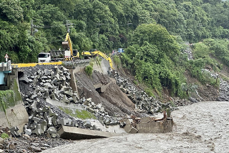 受西南氣流之影響,高雄山區連日降下超大豪雨,造成山區多處聯外道路地面坍塌、路基流失。 圖:高雄市府提供