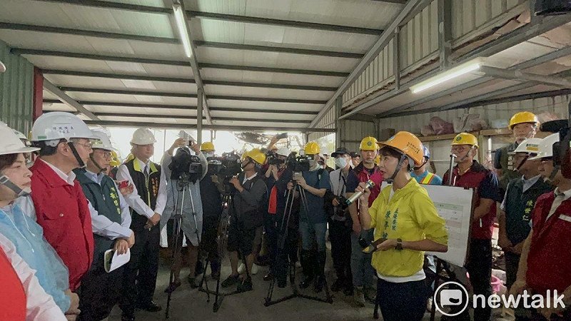 行政院長卓榮泰前往台南視察水災災情，立法委員陳亭妃在現場建言指出，目前行政院正在研擬的《災後復原特別條例》，除了應涵蓋治水工程及土石流防治等後續工作外，更應正視災民實際重建需求，調整相關補助金額，以符合當前物價水準。   圖：陳亭妃服務處提供