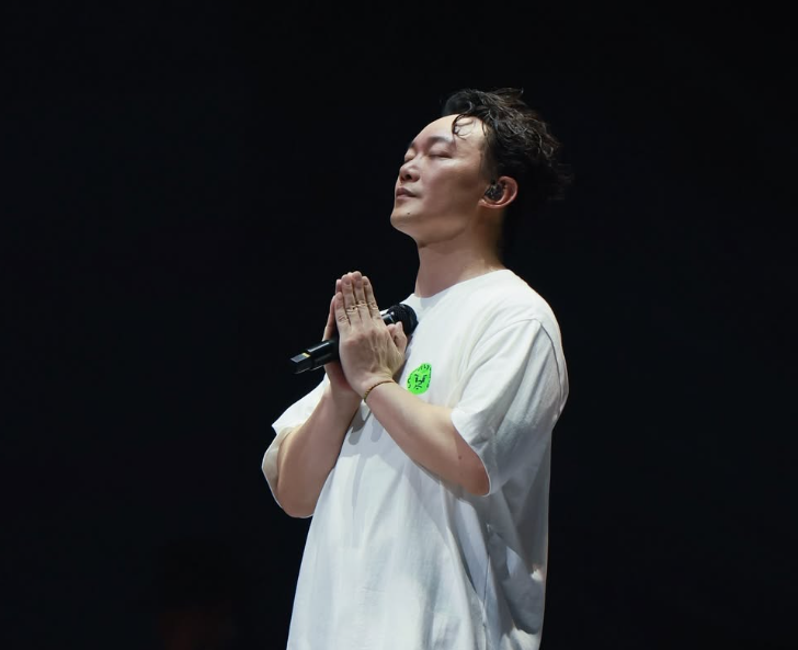 陳奕迅近期展開「FEAR and DREAMS」世界巡迴演唱會，然而演唱會開場前卻爆出「被強迫換位」爭議。   圖：翻攝自陳奕迅IG