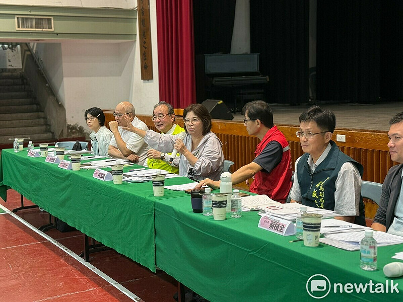 立法委員賴惠員於第四度率領立法院財政委員會南下，舉辦「丹娜絲風災及0728豪雨對台南地區農、漁、牧、蘭花業者所造成之災損及政府各項協助措施執行情形」座談會，農業部胡忠一次長特別出席，與溪北地區農畜產業第一線的代表，共同討論災後復原的重要課題。   圖：賴惠員服務處提供