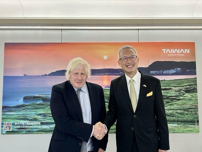 英國前首相強生（Boris_Johnson，左）抵台，外交部政務次長吳志中（右）前往接機致意。   圖：外交部提供