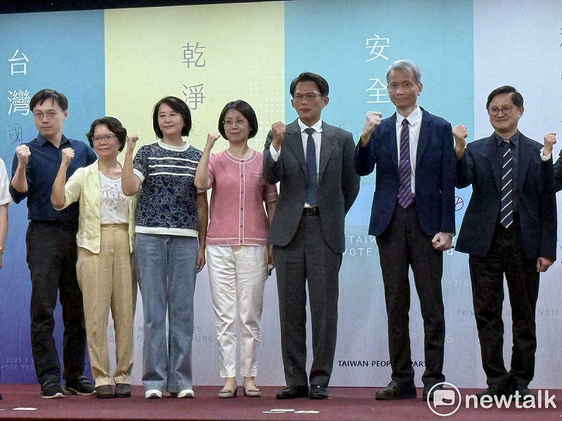和碩董事長童子賢（右起）、清大教授葉宗洸、民眾黨主席黃國昌、國民黨立委翁曉玲、國民黨立委王鴻薇、民眾黨立委劉書彬、核能流言終結者創辦人黃士修。   圖：周煊惠 / 攝