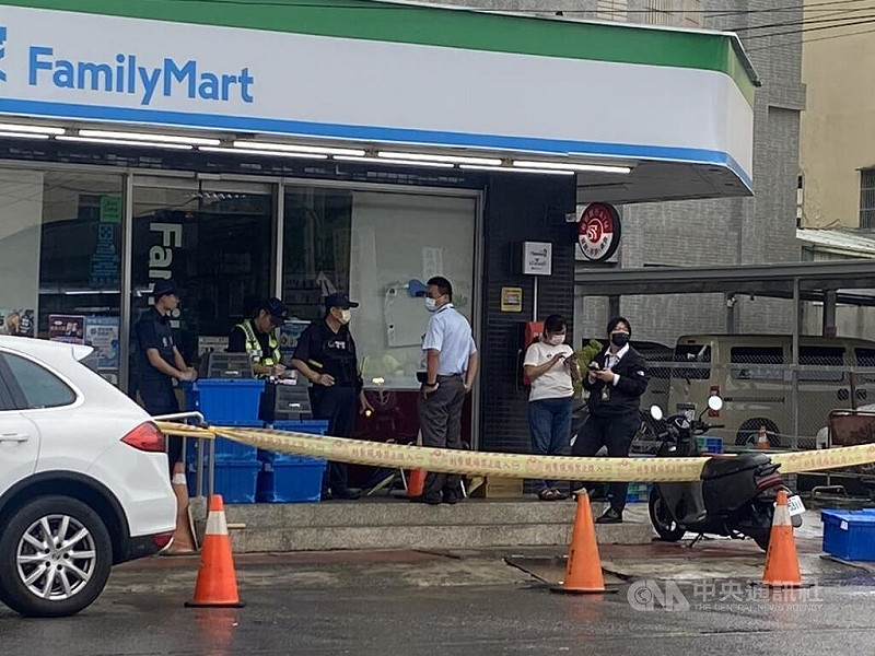 詹姓男子4日上午在台中市豐原區南陽路一家便利商店遭人持利器刺傷，到院前已無生命跡象，經搶救無效。圖為警方封鎖現場，釐清案情。中央社記者趙麗妍攝　114年8月4日   