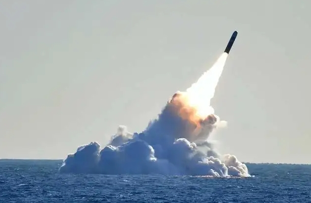 解放軍核潛艇發射潛射彈道導彈 。 圖 : 翻攝自空天力量