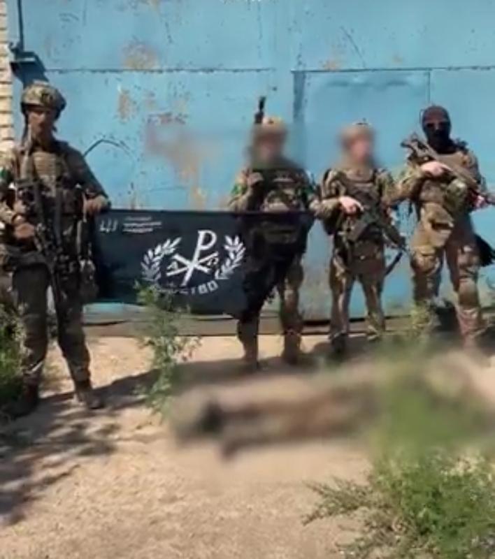 正在擺拍宣傳片的俄軍士兵。 圖:翻攝自 X 正在擺拍宣傳片的俄軍士兵。 圖:翻攝自 X
