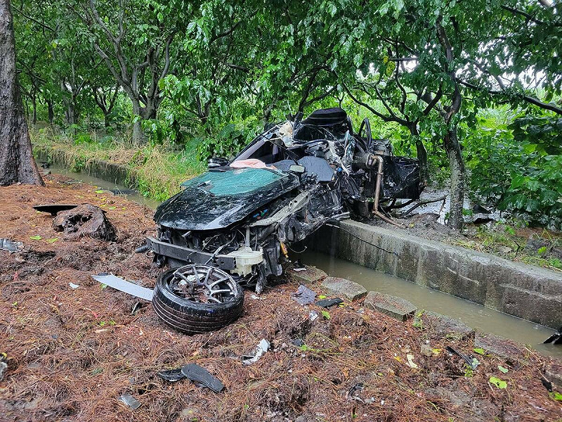 彰化縣二林二溪路一段昨(3)日下午發生一起死亡車禍，疑似車輛駕駛超車不慎，撞上路旁石墩翻覆。   圖：民眾提供