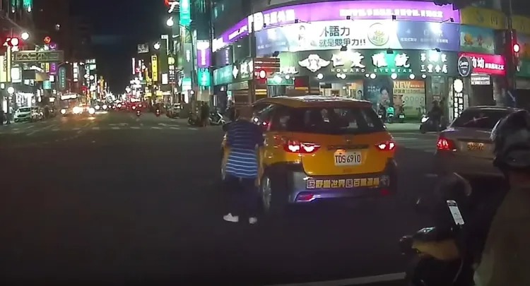 新北市三重發生車禍，計程車司機行動遲緩讓目擊民眾傻眼。   圖：翻攝自Threads/gb44566