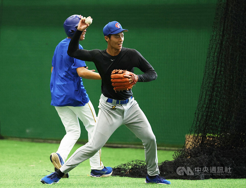 U18世界盃棒球賽培訓隊持續在台南集訓，陣中身高186公分的許書誠（前）獲高度評價，總教練廖宏淵直言看好許書誠不僅是「游擊砲」，有機會成為「游擊巨砲」，能挑戰旅外。中央社記者張新偉攝　114年8月4日   