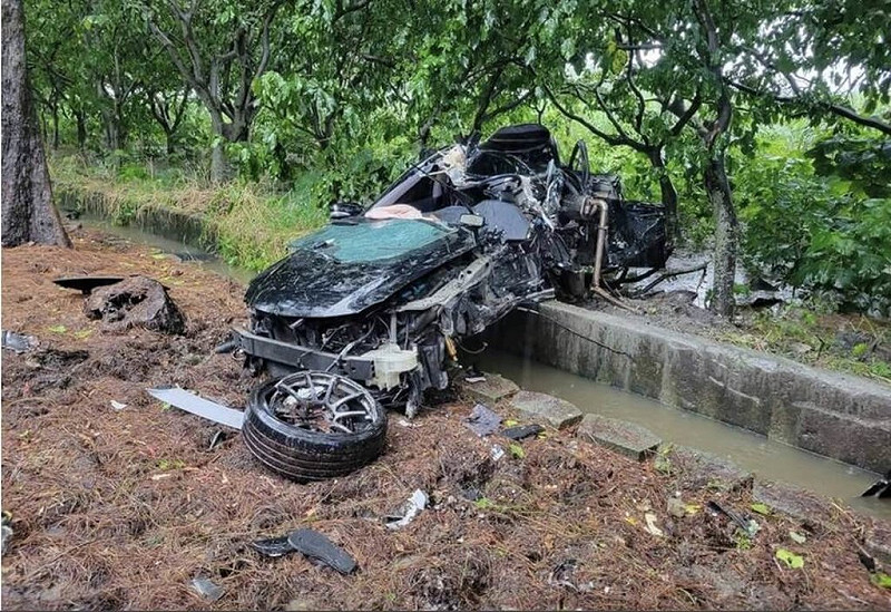 蕭姓男子3日駕駛自小客車搭載梁姓友人行經彰化縣二林鎮二溪路一段時，疑天雨超車不當撞上路旁石墩，車體嚴重變形、車輪脫落，蕭男被拋出車外，傷重不治；梁男顱內出血，持續治療中。（民眾提供）中央社記者吳哲豪傳真　114年8月4日   