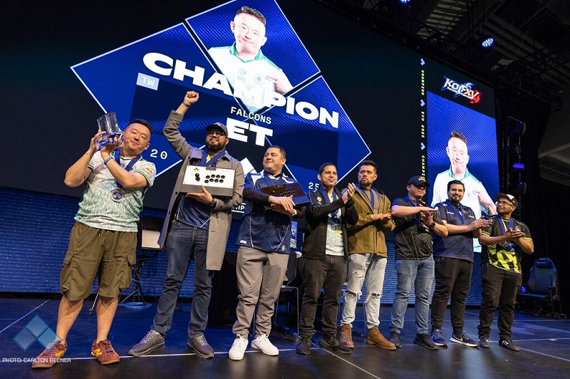 格鬥電競盛事EVO 2025於美國拉斯維加斯登場，台灣知名選手ET（左1）4日在「格鬥天王XV」奪得冠軍。（圖取自facebook.com/EvoFGC/）   