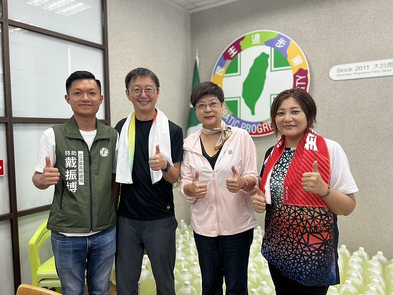 江肇國(左二)、陳雅惠(右一)率志工隊投入鹽水、後壁災後清理,實際行動支援災區重建。 圖:議員陳雅惠服務處提供
