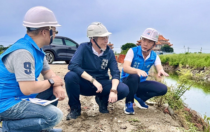 楊孟凡(中)與高市海洋局長石慶豐(右)視察漁業資源。 圖:孫家銘翻攝