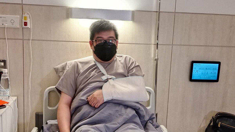 博田國際醫院楊姓保全員，在病床上述說遭黑衣人肢體攻擊經過。   圖：孫家銘攝