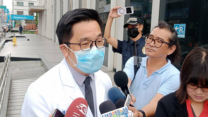 蕭家傑(左)嚴正表示醫院不容任何形式的暴力、威嚇或擾亂秩序的行為,將全力配合警方調查,追究相關人員責任。 圖:孫家銘攝