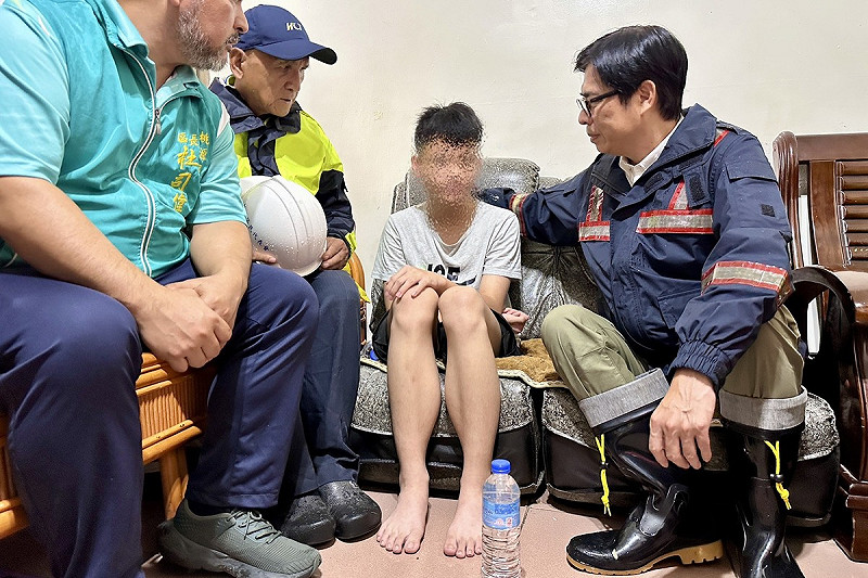 陳其邁(右一)八月一日曾親自到桃源探視慰訪李家14歲少年(右二)及家屬。   圖：高雄市社會局/提供（資料照）
