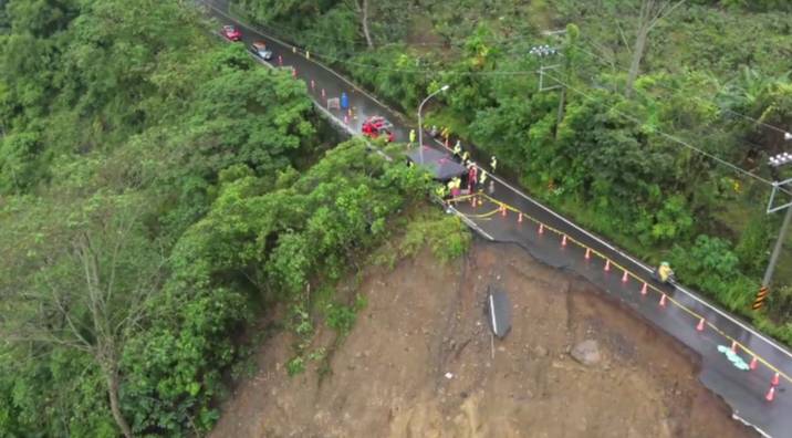 南橫墜車地點路基遭雨水掏空而坍塌,底下是50層樓高的山谷。 圖:孫家銘翻攝