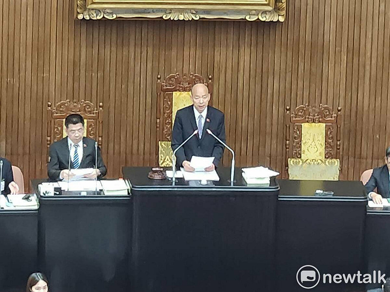 立法院長韓國瑜敲槌，宣布讀《貨物稅條例》修正案三讀通過。   圖：黃建豪/攝