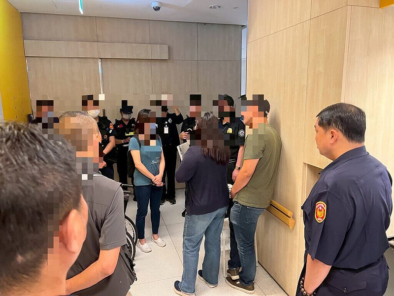 34歲阮姓男子主張持有博田國際醫院產權，3日凌晨帶約20名自聘保全人員到醫院，要接管醫院經營權與設備，並與院方聘任保全人員發生口角。（高雄市政府警察局左營分局提供）   