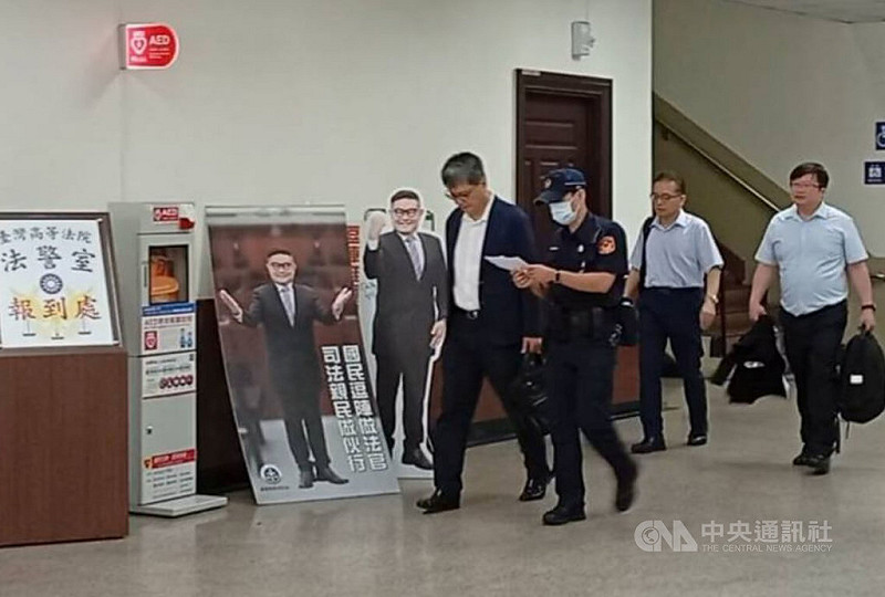 金管會前金檢局長李進誠涉股市禿鷹案，高院更五審5日宣判，依圖利罪改判處4年5月徒刑，可上訴。此外，法官當庭諭知，李進誠（前左）有受電子監控的必要。中央社記者謝幸恩攝 114年8月5日   