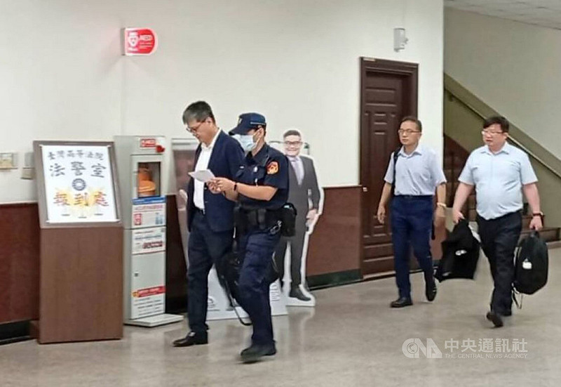金管會前金檢局長李進誠涉股市禿鷹案,高院更五審5日宣判,依圖利罪判處4年5月徒刑,法官諭知李進誠(前左)須受科技監控,宣判後由法警帶回法警室。中央社記者謝幸恩攝 114年8月5日